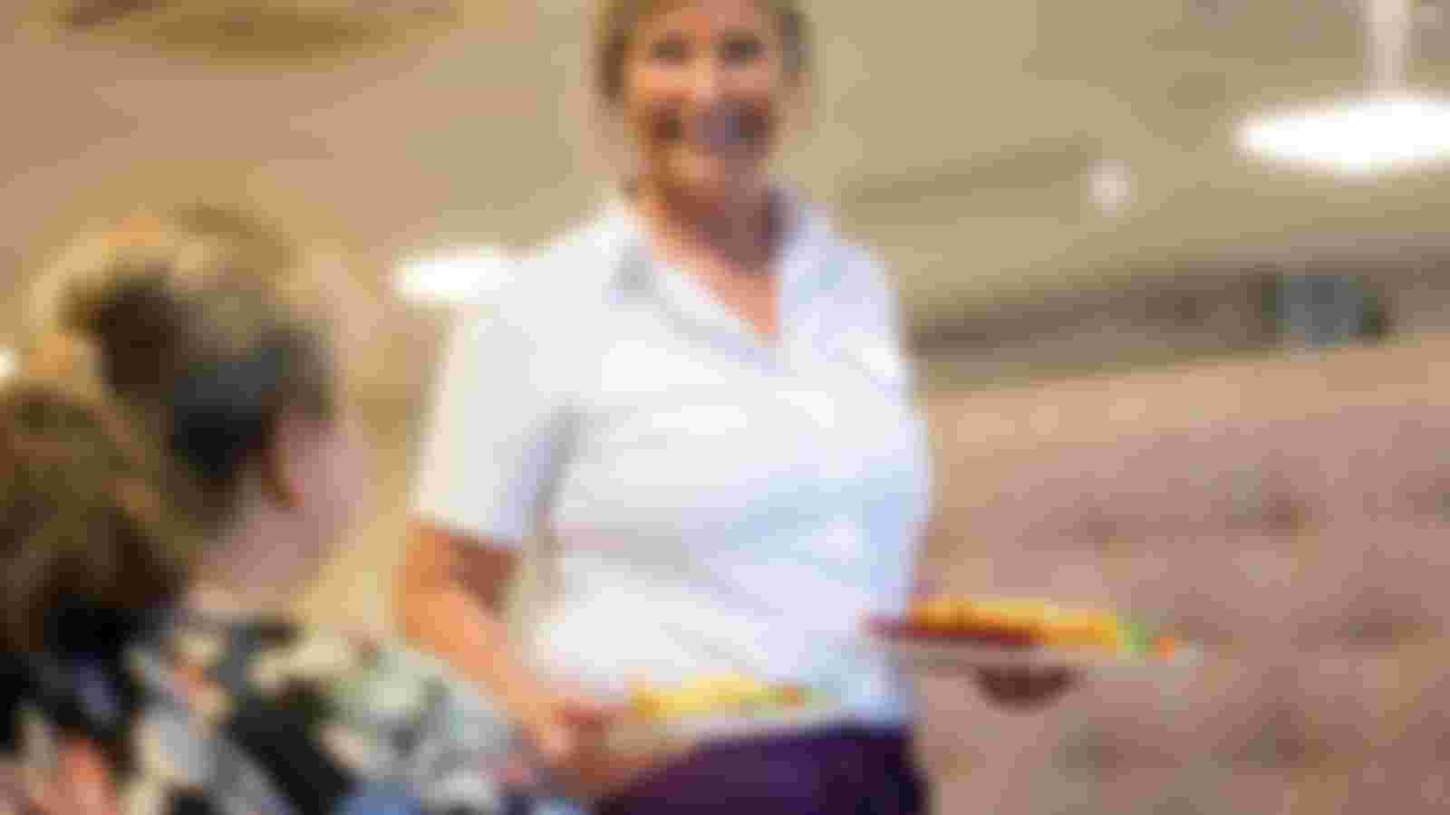 Hostess and/or gentleman wanted for living rooms