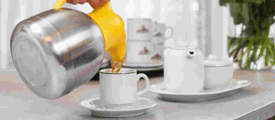 Koffie schenken en en gezelligheid brengen!