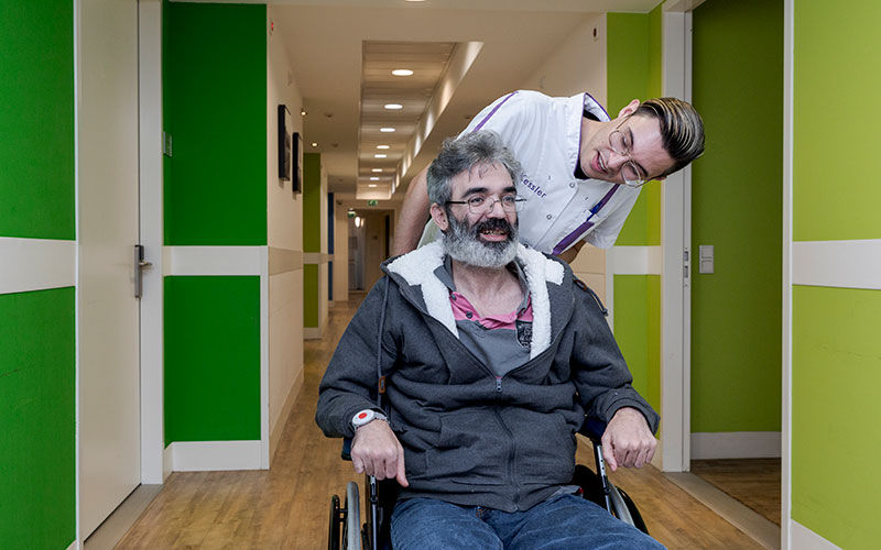 Lunch bereiden voor kwetsbare mensen op bijzondere, 'jonge' verpleegafdeling