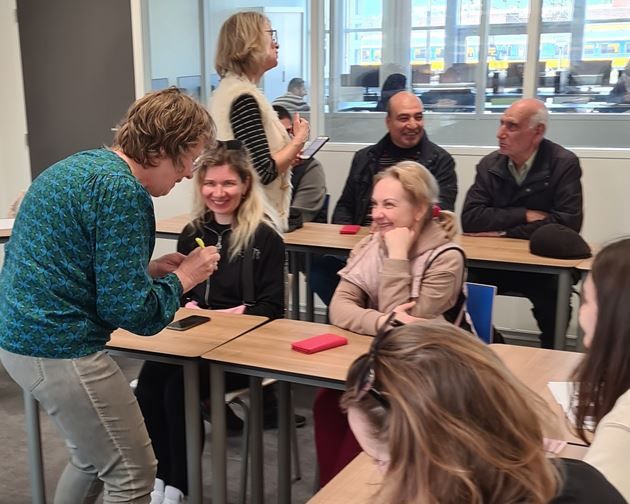 Wil jij Oekraïense mantelzorgers helpen met Nederlands leren?