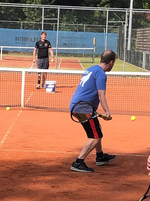 Assistentie bij tennisles met mensen met een beperking