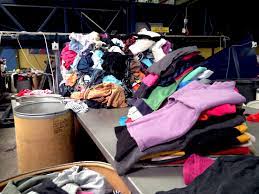 Kleding sorteerder/ster in het magazijn van Kledingbank Hebben&Houwen