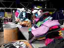 Kleding sorteerder/ster in het magazijn van Kledingbank Hebben&Houwen