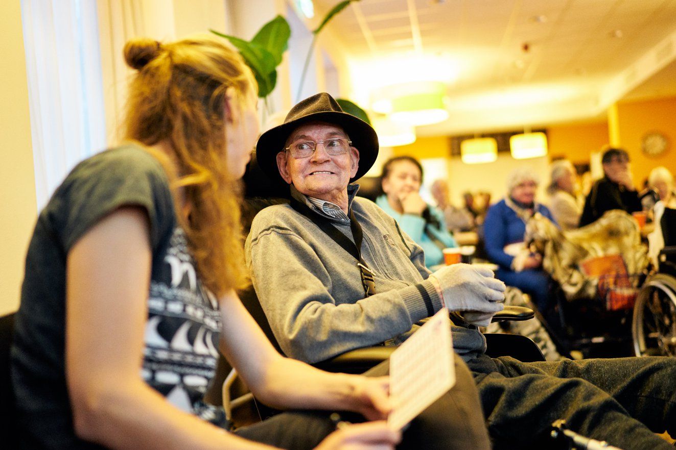 Helpen bij het diner voor daklozen bij het Straatpastoraat