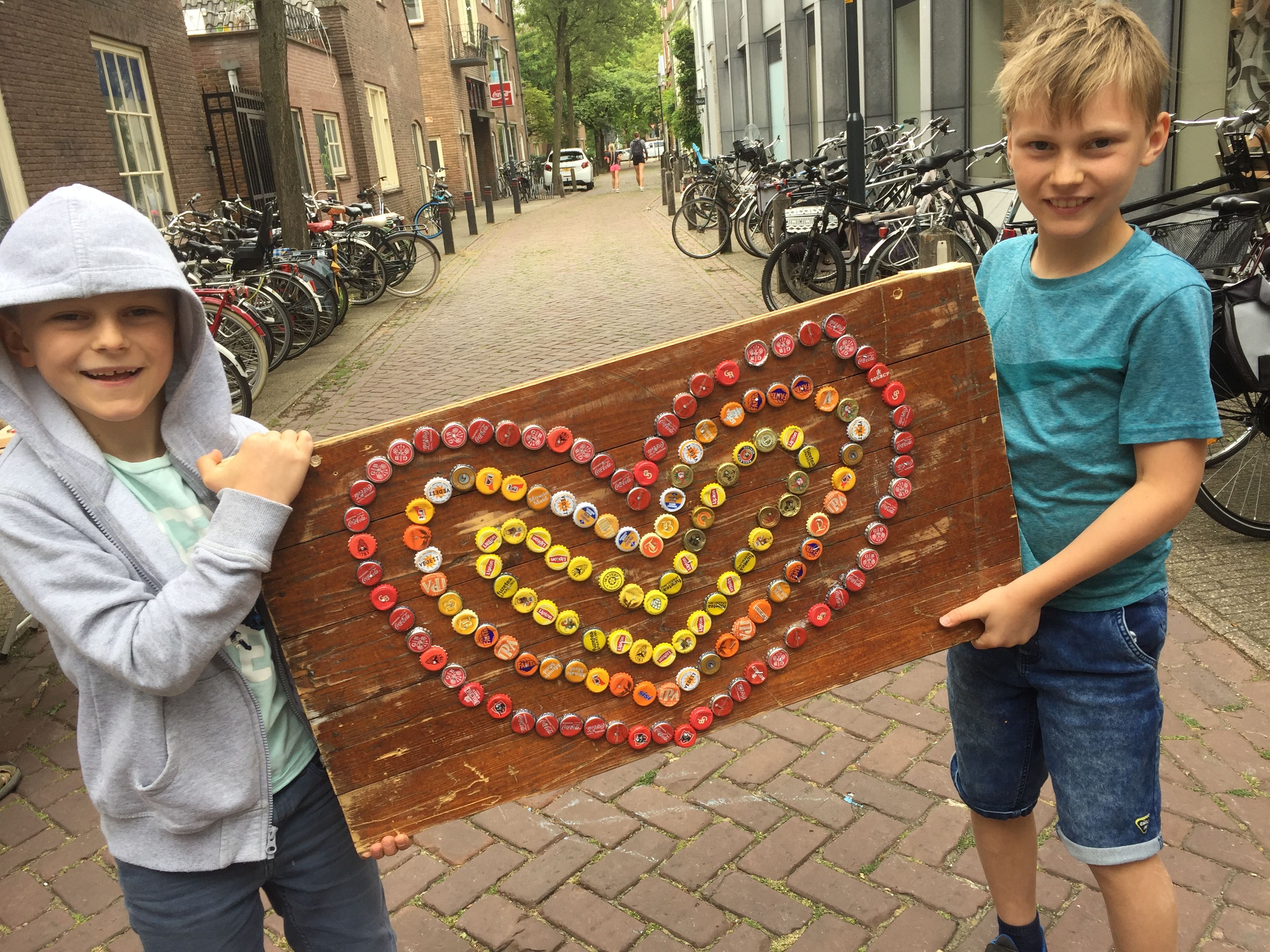 Helpen bij Dopjeskunst op het Leeffestival