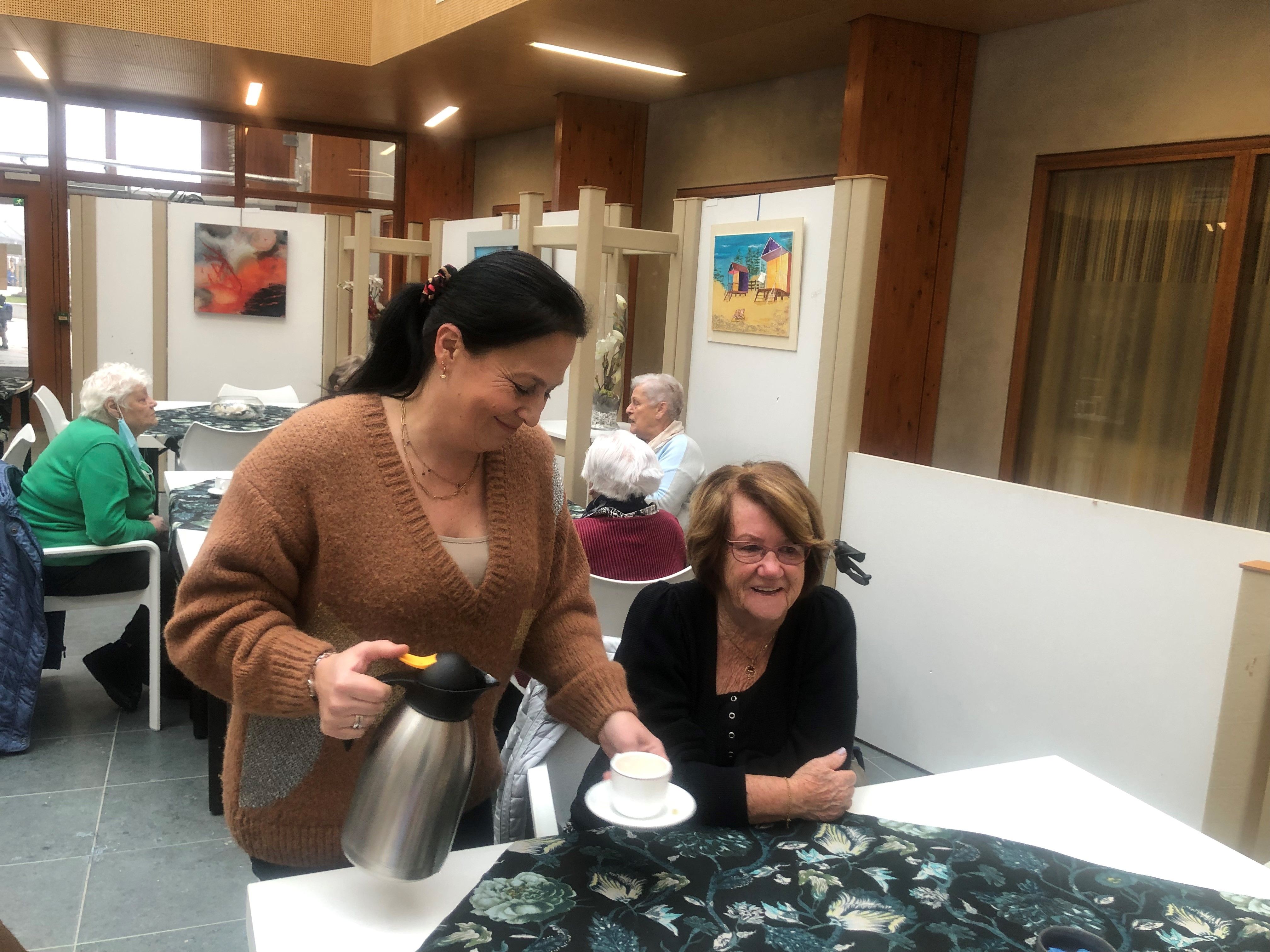 Vrijwilligers koffie schenken in Het Kristal