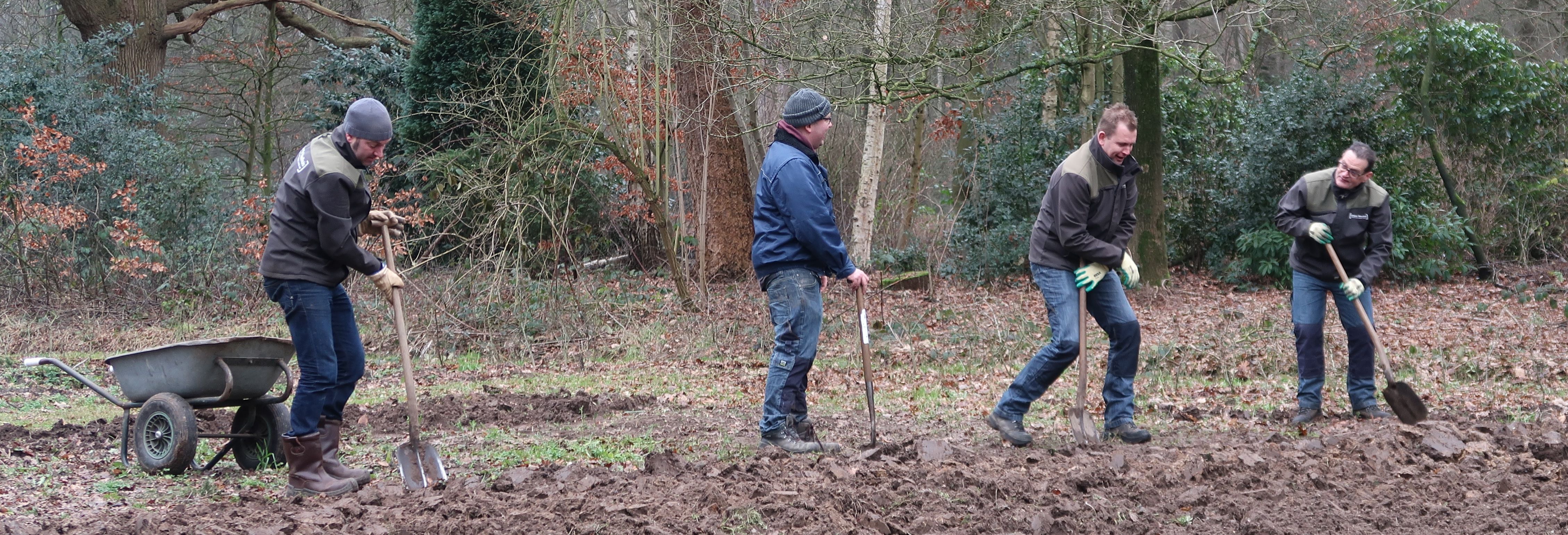 Moestuinwerk op landgoed Woudhuizen