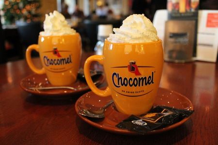 Wie laat Paula genieten door een kopje chocomelk? 
