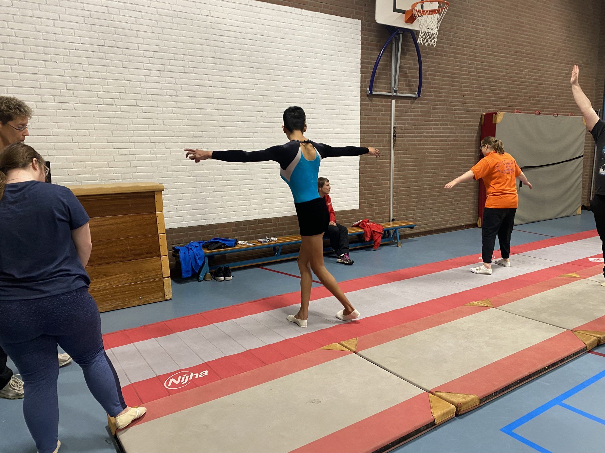 Wie kan er met Manuela mee naar turnen? 