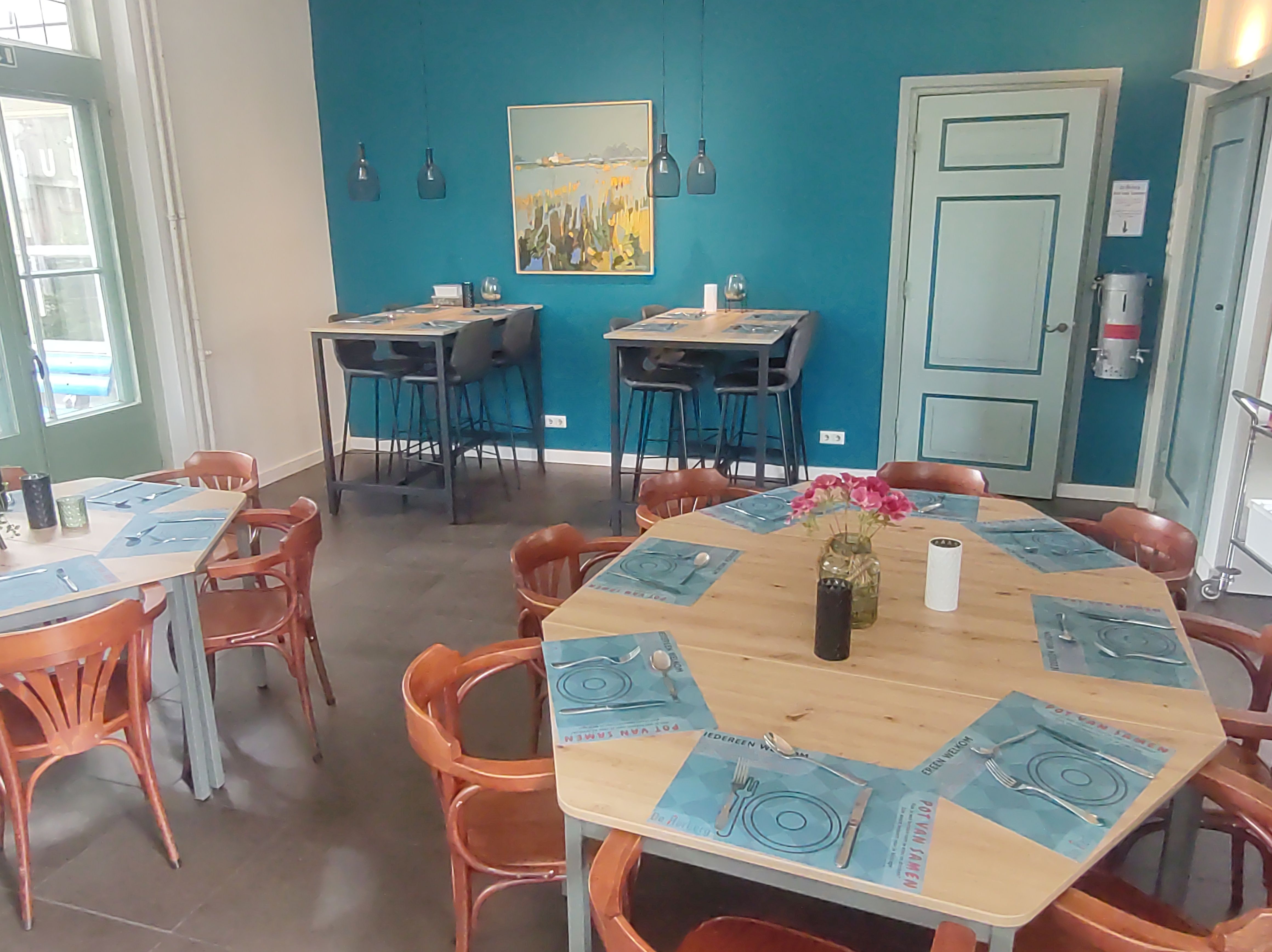 Medewerker bij de maaltijd op zondagavond