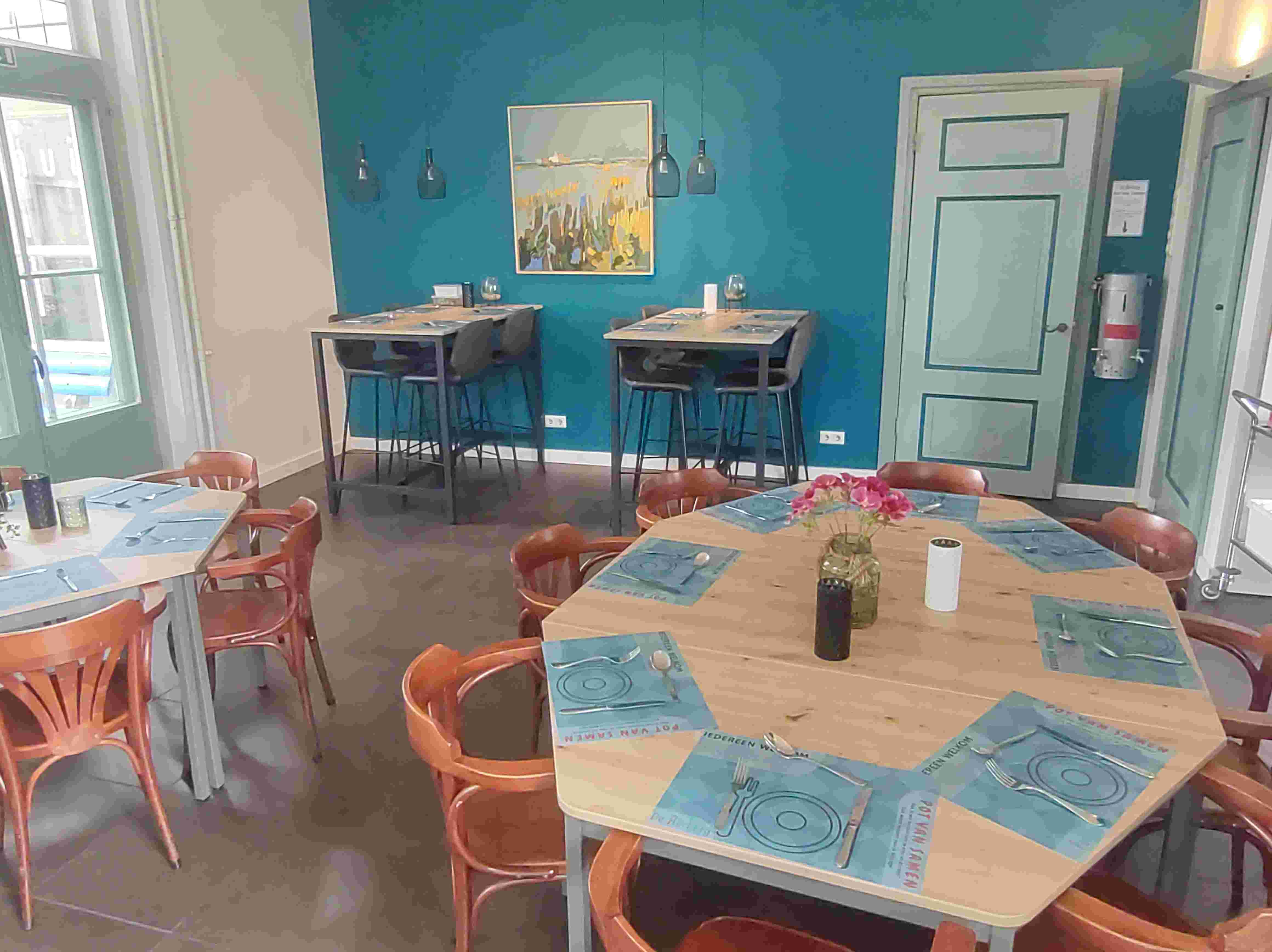 Medewerker bij de maaltijd op zondagavond