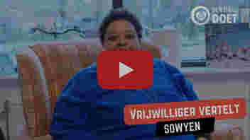 Sowyen is een bekend gezicht in de wijk Laak, waar ze zich actief inzet voor het Vrouwenbuurtlab. Met haar warme aanwezigheid helpt en begeleidt ze de vrouwen die het buurtlab bezoeken. Haar bekendheid in de wijk is vanaf het eerste moment kenbaar, buurtbewoners maken graag een praatje en groeten haar als ze voorbijlopen. Vijf jaar geleden ging Sowyen door een zware periode toen ze haar onderbeen verloor. Vrijwilligerswerk speelde een belangrijke rol in haar herstel door haar nieuwe, positieve energie te geven. Het contact met de gemeenschap, in plaats van alleen maar medisch personeel, heeft haar enorm geholpen om weer kracht te vinden. 👉 Ontdek het inspirerende verhaal van Sowyen in onze nieuwste video: