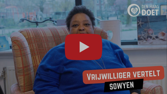 Sowyen is een bekend gezicht in de wijk Laak, waar ze zich actief inzet voor het Vrouwenbuurtlab. Met haar warme aanwezigheid helpt en begeleidt ze de vrouwen die het buurtlab bezoeken. Haar bekendheid in de wijk is vanaf het eerste moment kenbaar, buurtbewoners maken graag een praatje en groeten haar als ze voorbijlopen. Vijf jaar geleden ging Sowyen door een zware periode toen ze haar onderbeen verloor. Vrijwilligerswerk speelde een belangrijke rol in haar herstel door haar nieuwe, positieve energie te geven. Het contact met de gemeenschap, in plaats van alleen maar medisch personeel, heeft haar enorm geholpen om weer kracht te vinden. 👉 Ontdek het inspirerende verhaal van Sowyen in onze nieuwste video: