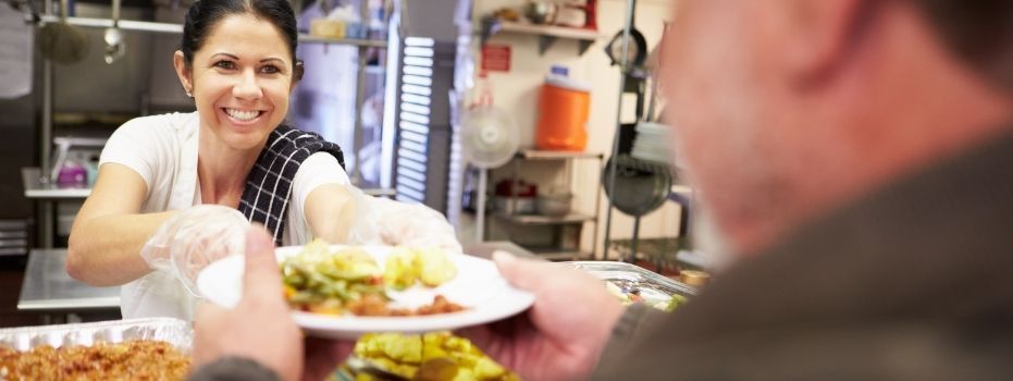 Serveer jij het diner aan mensen in onze noodopvang?