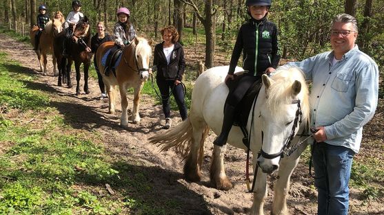 Helpende hand bij Madurodam Manege?