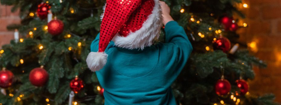 🎄 Warm Winter Weeks: Hanging Christmas decorations at HWW De Eshoeve!