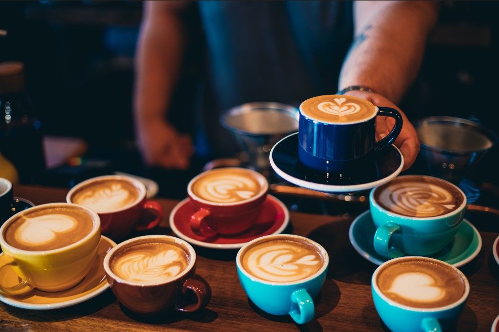 Gastheer/gastdame tijdens het maatjescafé 'Voor elkaar'