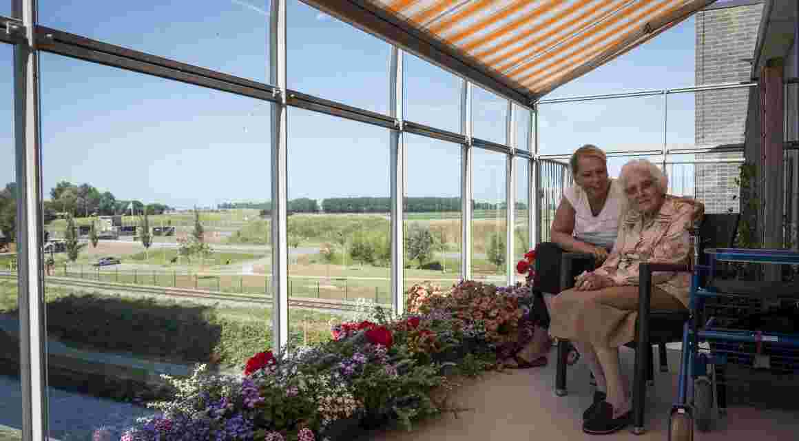 Bent u onze nieuwe woningvrijwilliger die een huiskamer gezellig maakt?