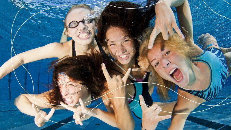 Vrijwillig zweminstructrice  tijdens vrij zwemmen voor vrouwen op donderdagavond