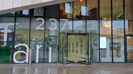 MOmenz gaat verhuizen, en niet naar één, maar naar twee nieuwe locaties! De verhuizing is een logische stap in de ontwikkeling van MOmenz: met twee locaties zijn we beter verspreid over de gemeente en kunnen we inwoners nog beter van dienst zijn.