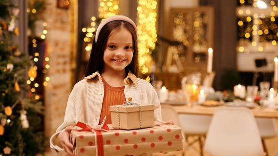 Meisje bij de kerstboom