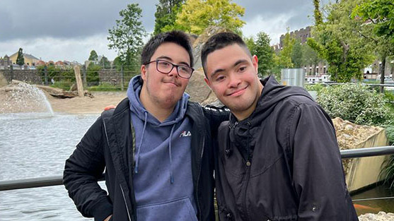 Two children from Moedernetwerk on a day out at Artis