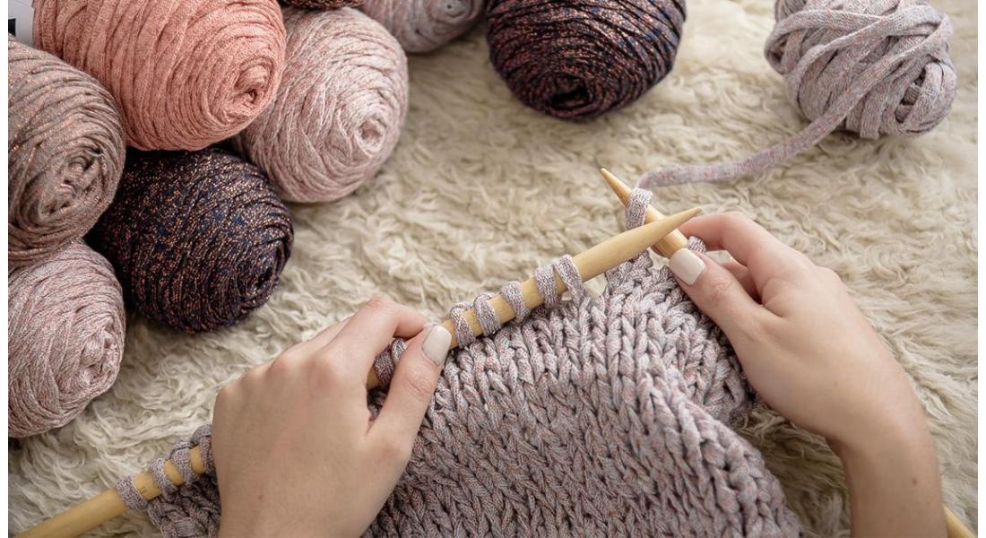 Gezellige ouderen zoeken creatieve vrijwilliger