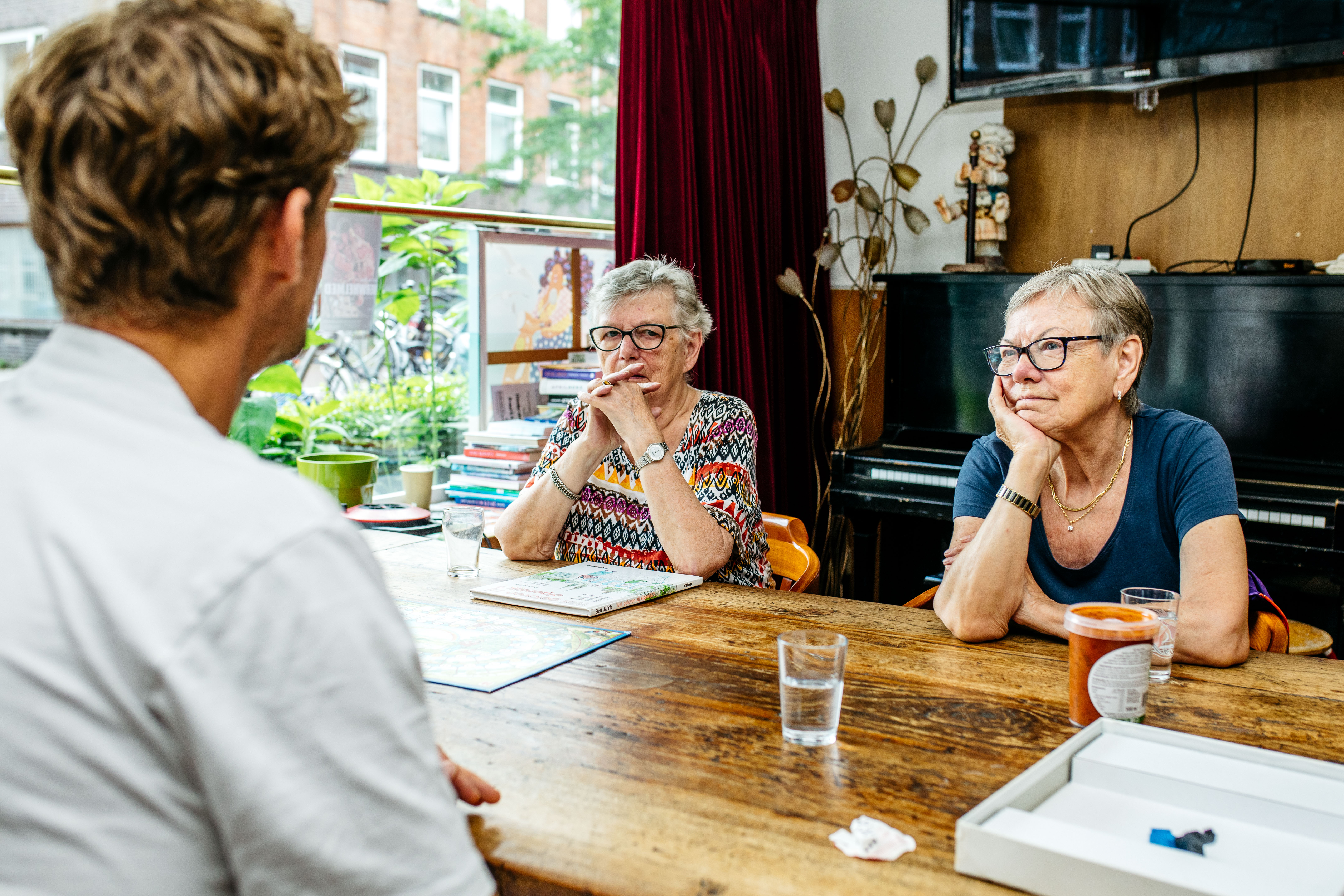 Meet elderly from your neighborhood during our fun cooking days! 