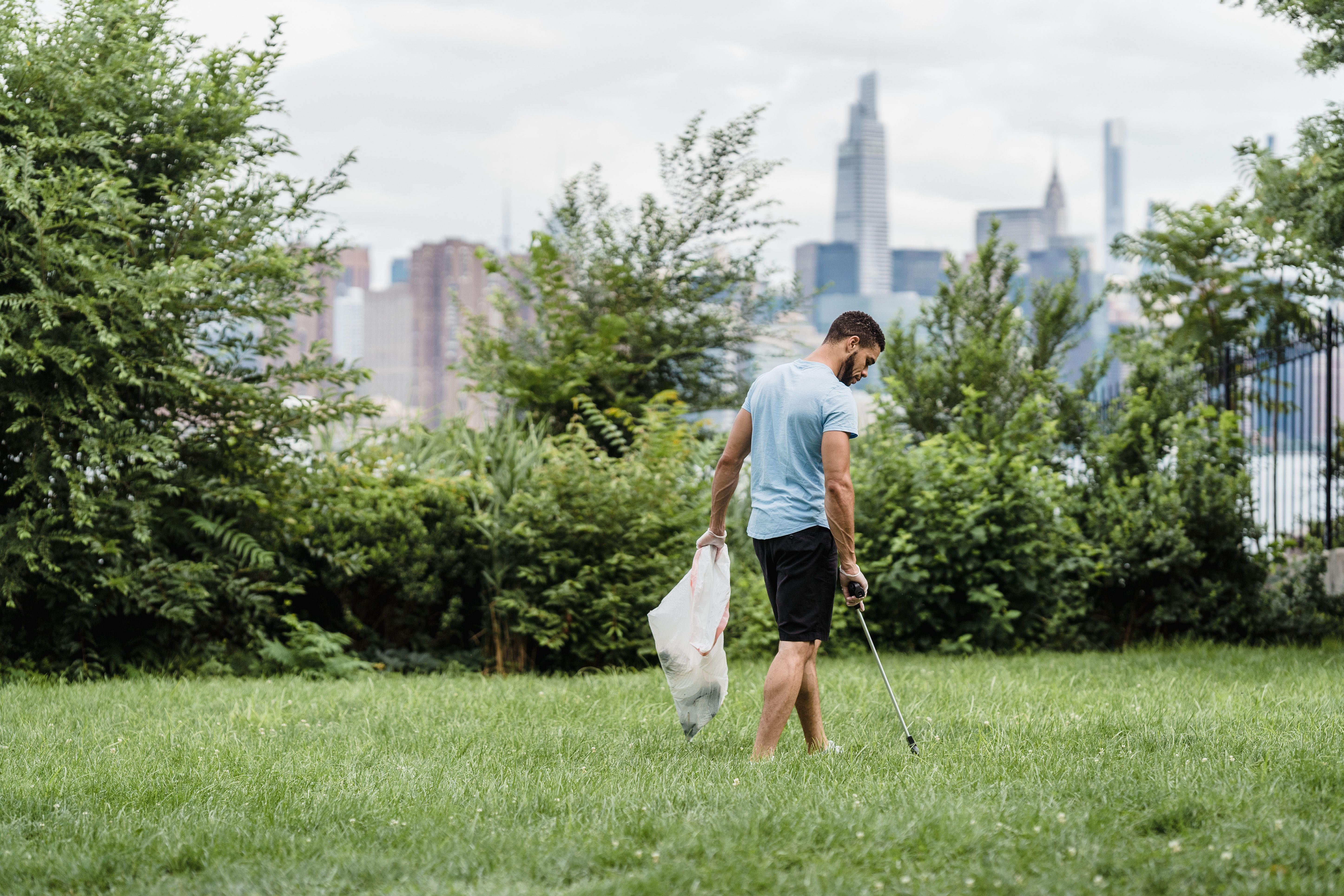 Adam Helpt zoekt jou voor een vuilprikproject in een park