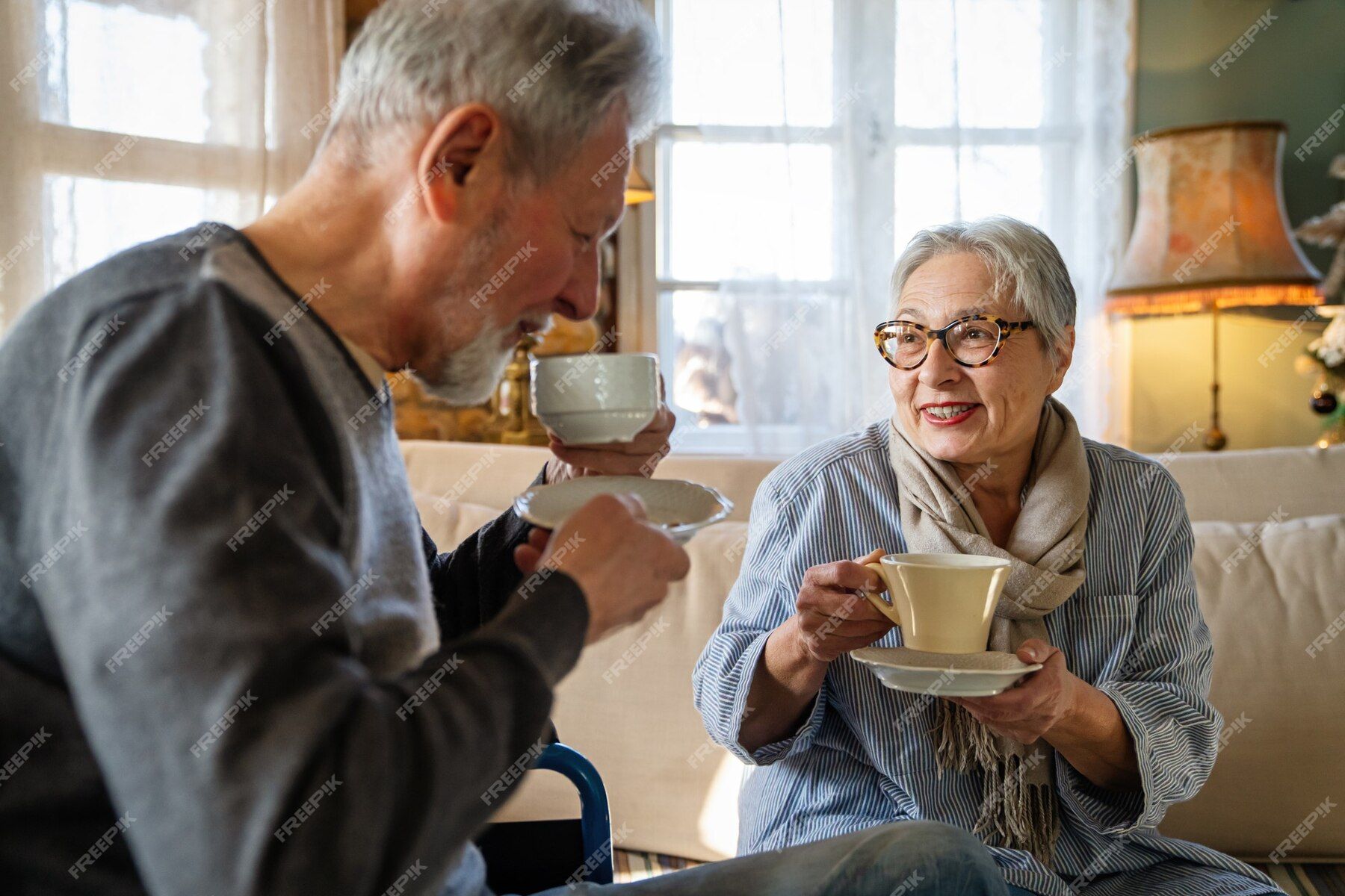 Koffiedelen en activiteiten in de avond met ouderen