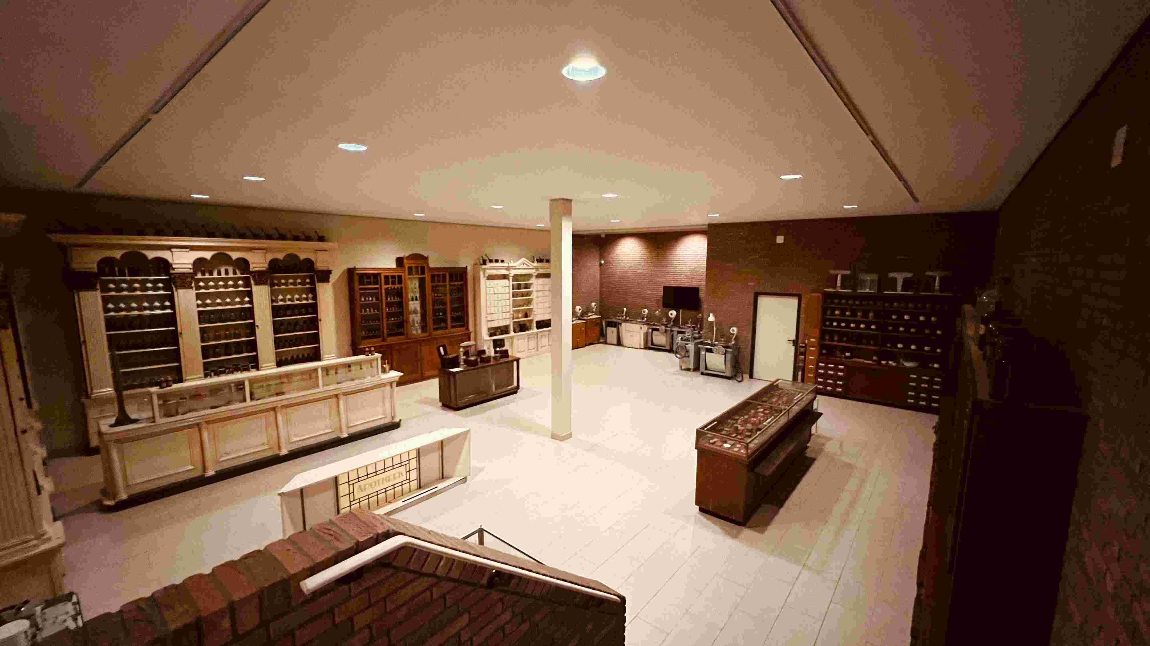 In een ondergronds apothekersmuseum publiek begeleiden?