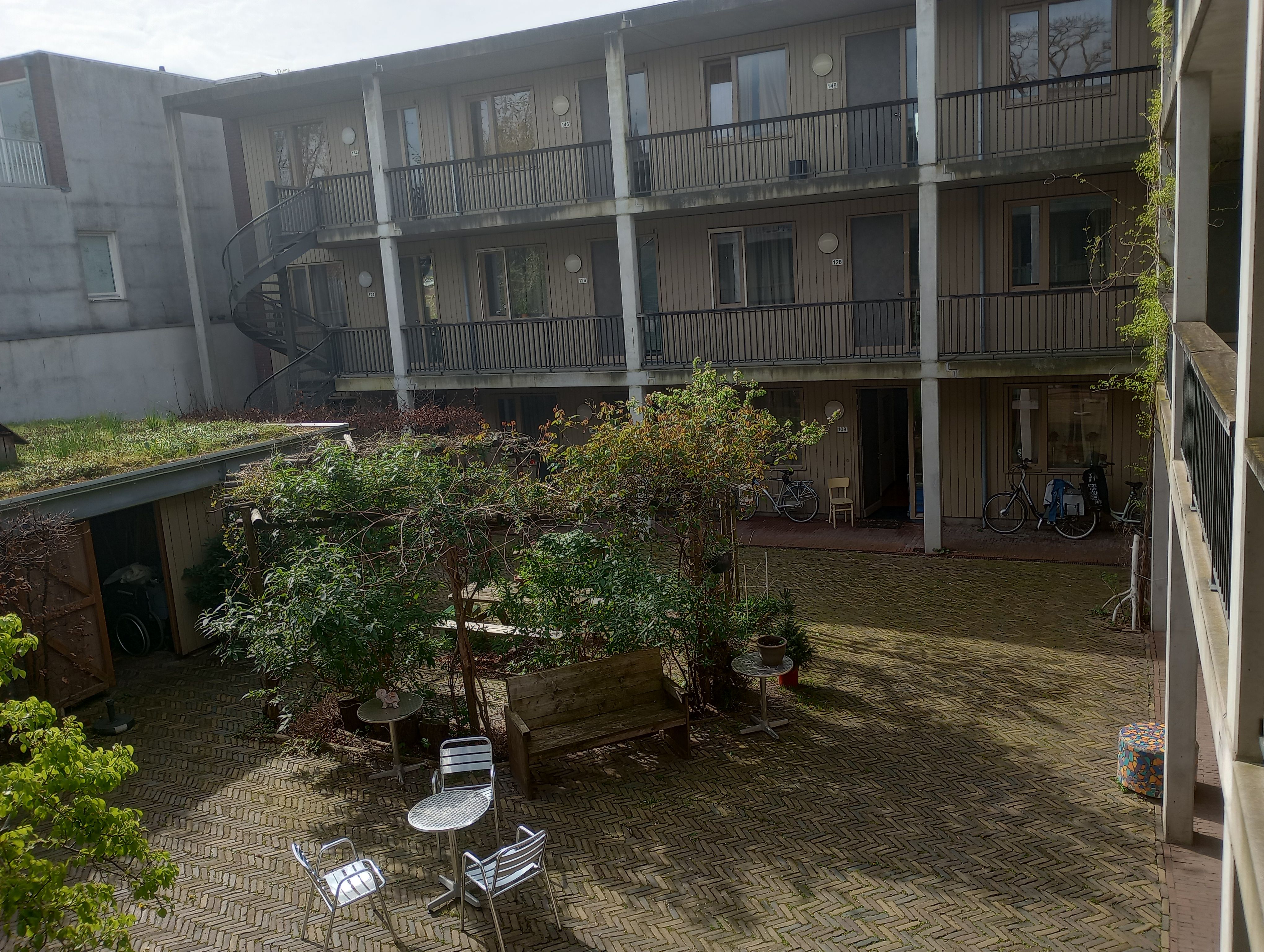 Meehelpen in een  gezellige binnentuin en geveltuin