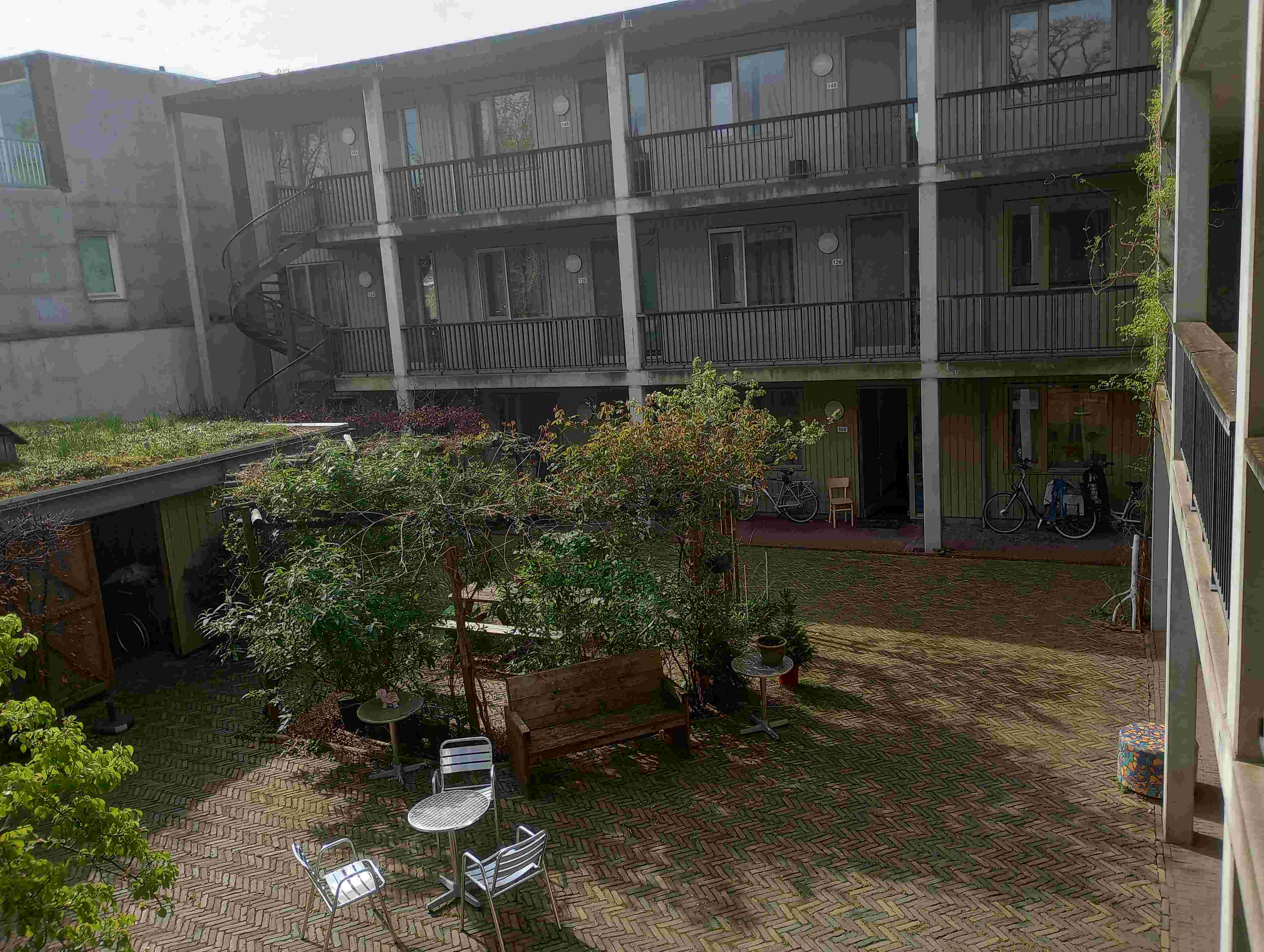 Meehelpen in een gezellige binnentuin en geveltuin