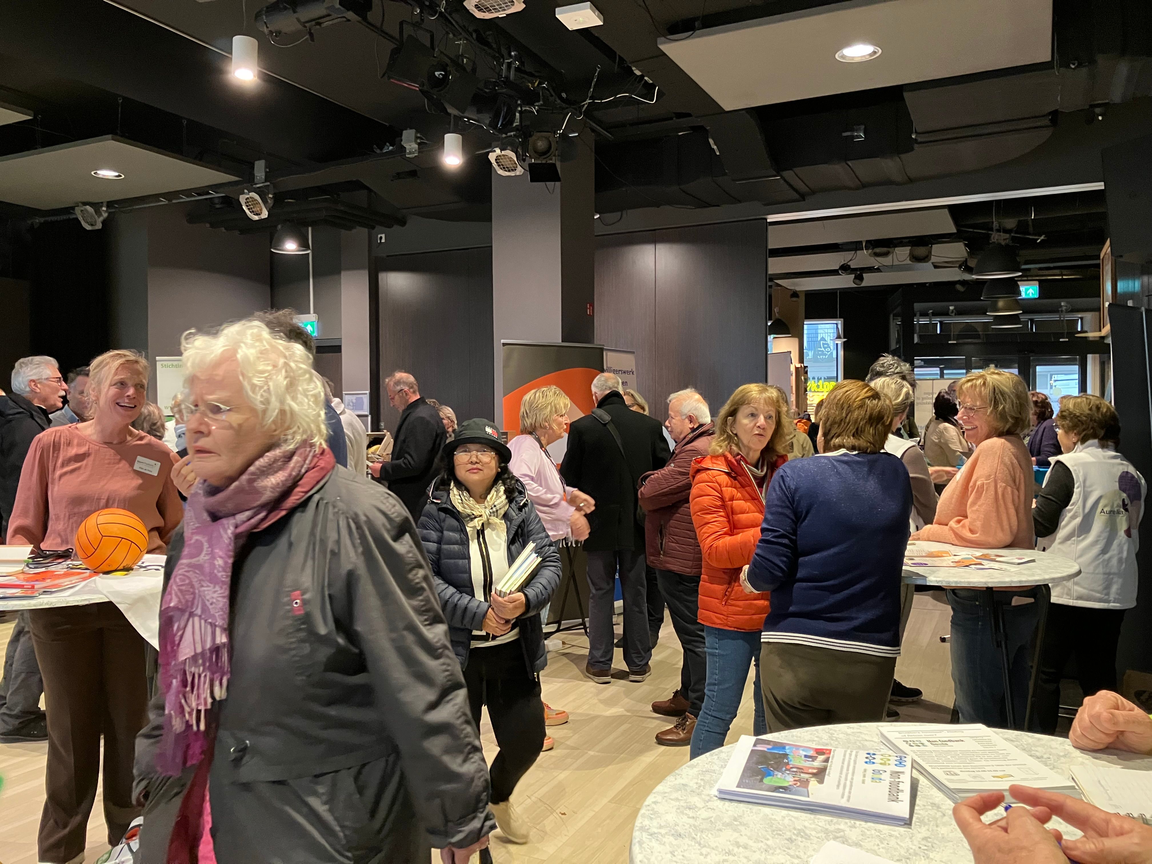 Diverse bezoekers en stands van organisaties tijdens de vrijwilligersmarkt van 21 november 2023 