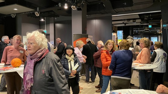 Diverse bezoekers en stands van organisaties tijdens de vrijwilligersmarkt van 21 november 2023