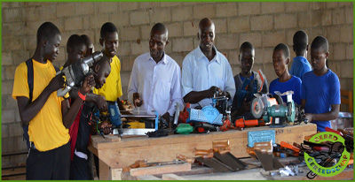 Werkplaats in Afrika met jongeren aan het werk met gereedschap