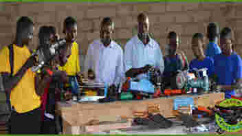 Werkplaats in Afrika met jongeren aan het werk met gereedschap