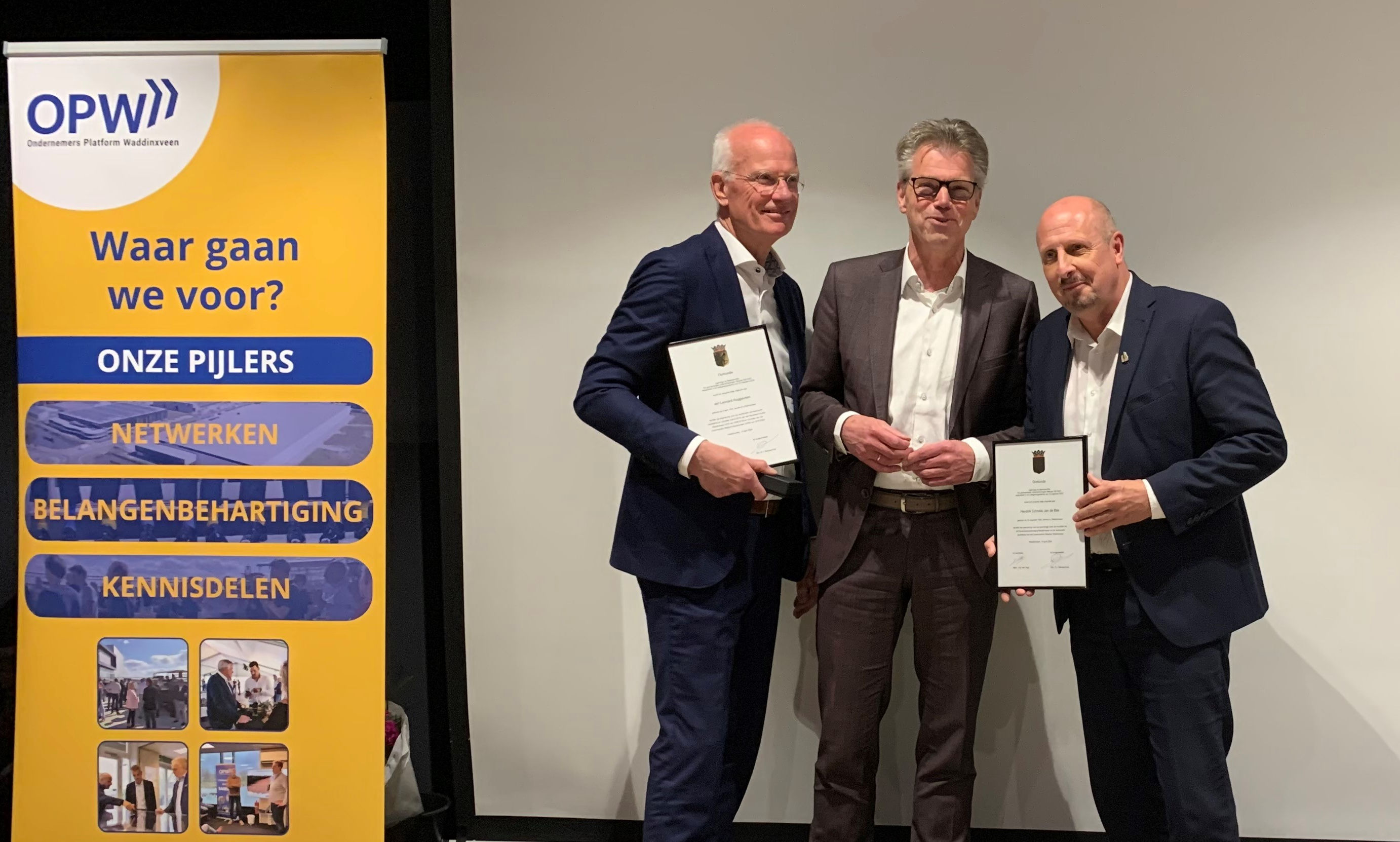 v.l.n.r.: Jan Roggeveen, wethouder Albert Kerssies en Henk de Bas