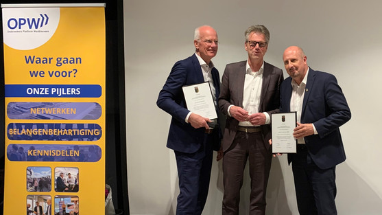 v.l.n.r.: Jan Roggeveen, wethouder Albert Kerssies en Henk de Bas