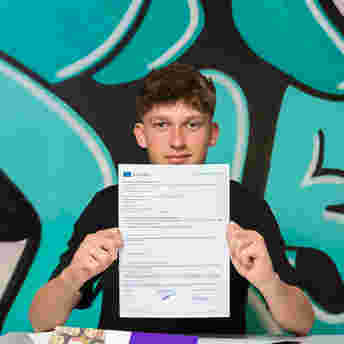 Milan met zijn Europass, na beëindigen MDT Leerling met Europass na beëindigen MDT