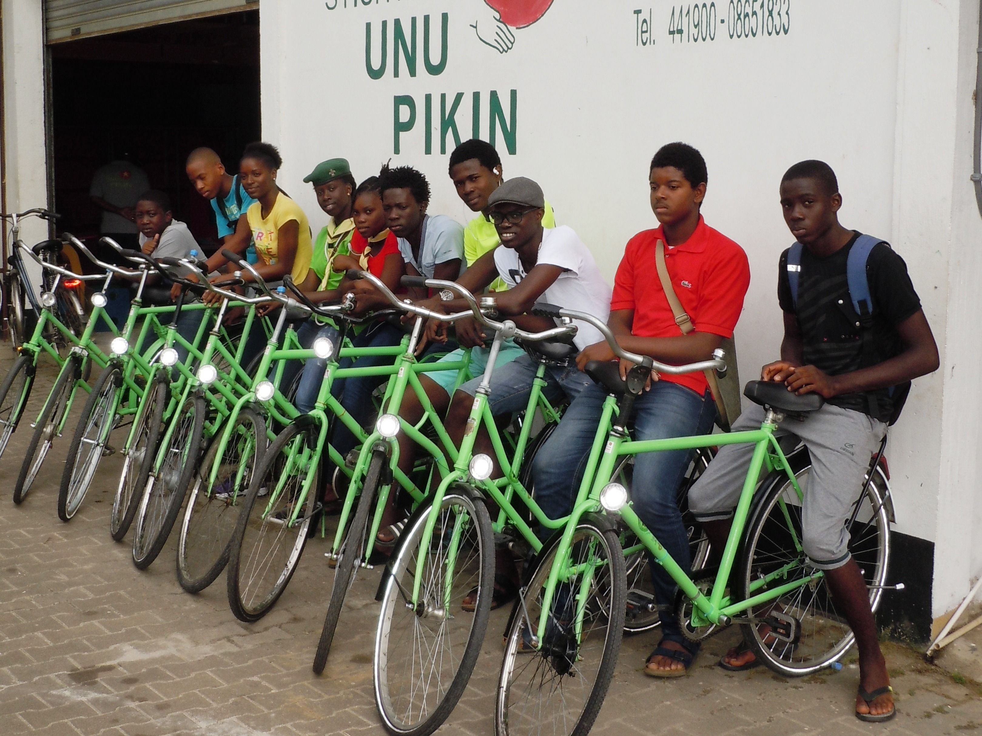 Fietsen voor Suriname: helpen met container laden in Amsterdam