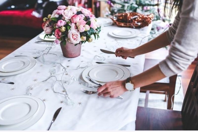 Helpen bij het middagmaal