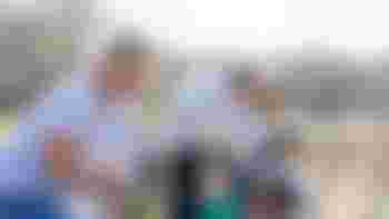 Help als groep een groep ouderen in Hofi den Bario!