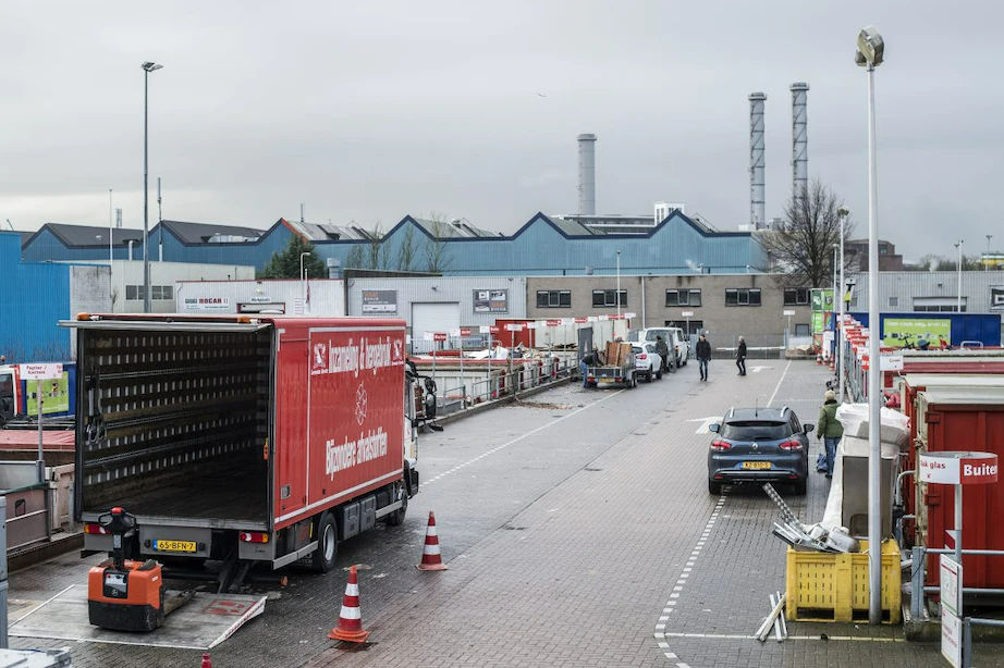 Vrijwilliger aanname spullen op ASS Tractieweg