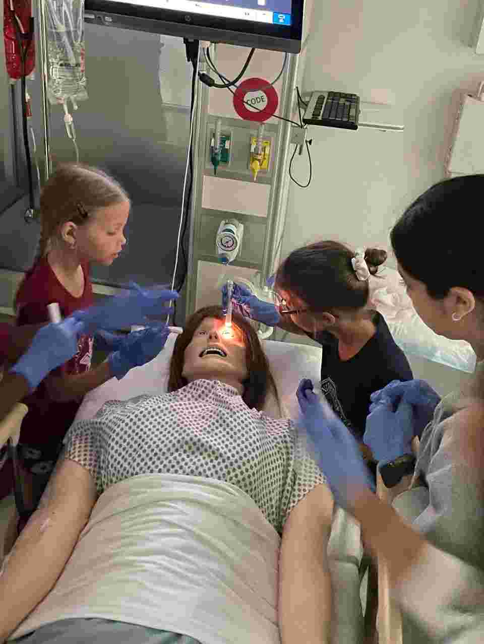 Host 6th Graders for Field Trip to AUC