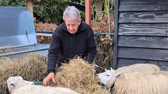 Aad en Kitty, verslavingsvrijwilligers, met een pony