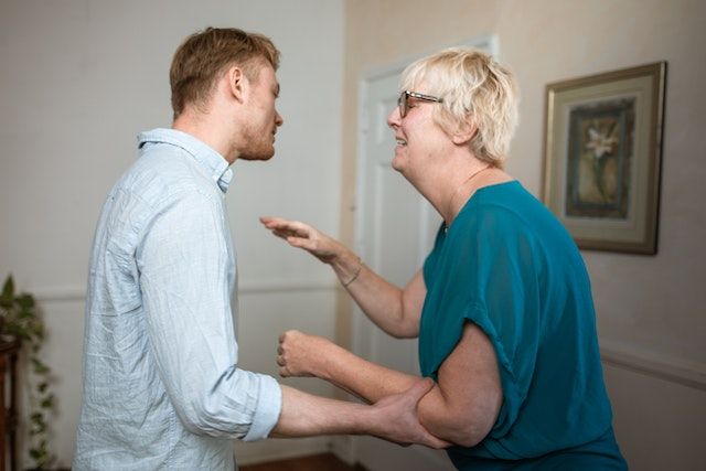Vrouw lijkt angstig te reageren