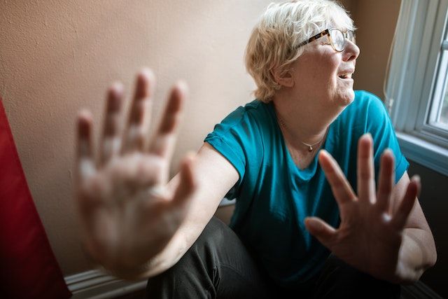 Oudere vrouw weert zich af