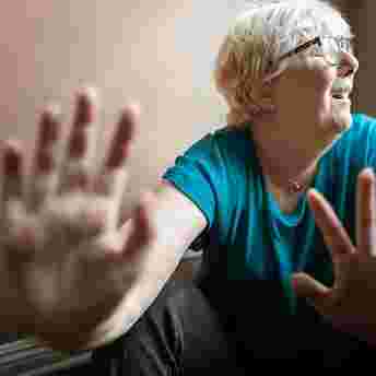 Oudere vrouw weert zich af Oudere vrouw weert zich af