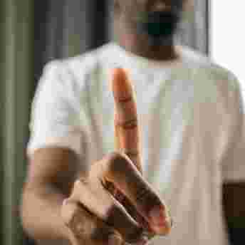 Man maakt handgebaar Man maakt handgebaar